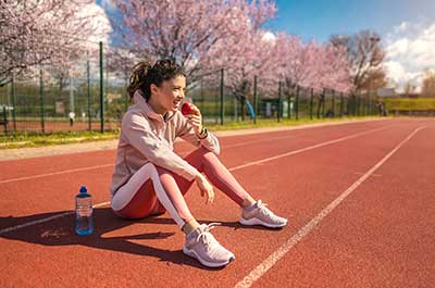 student athlete eating apple