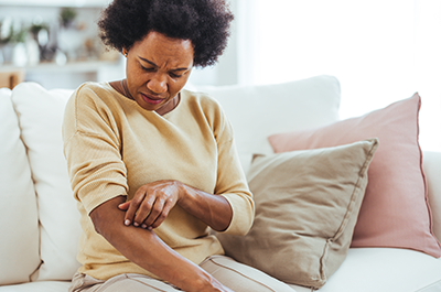 woman itching rash on skin