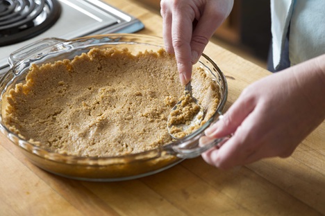 pumpkin pie crust making