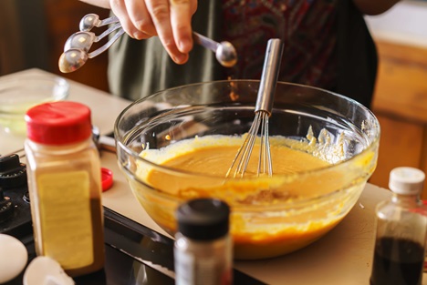 pumpkin pie making filling