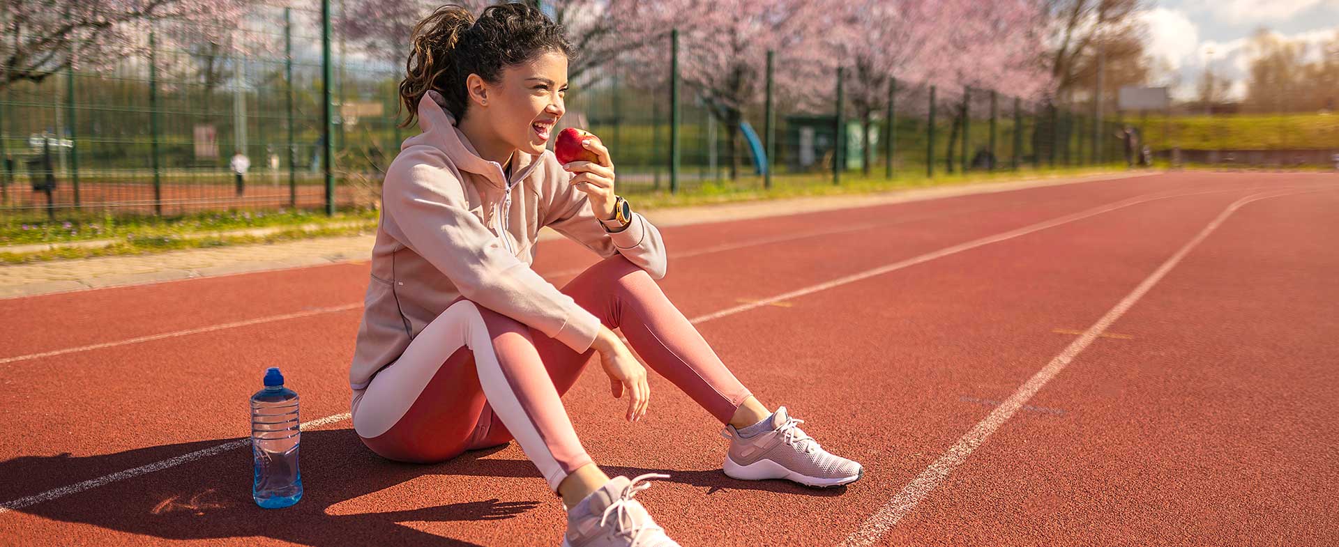 student athlete eating apple