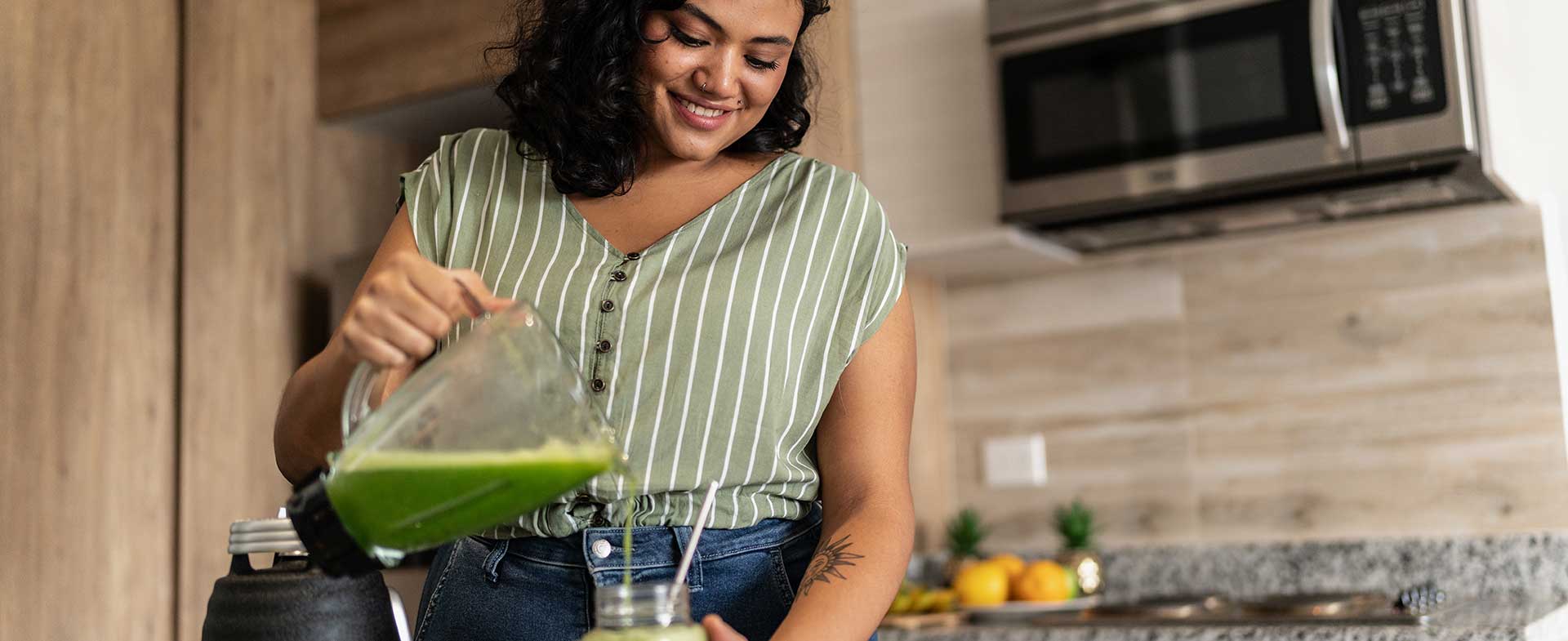 woman making green juice