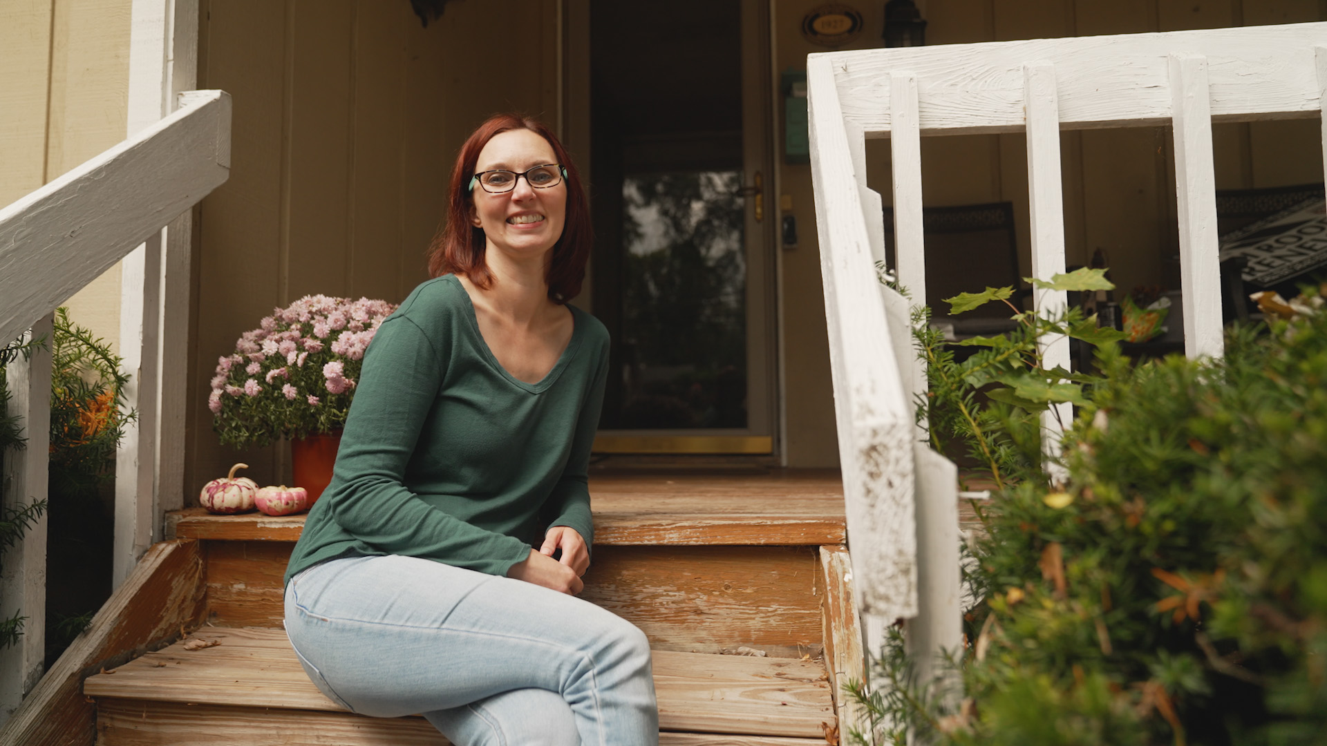 Heart patient Kelly Weldron sitting on her front porch steps